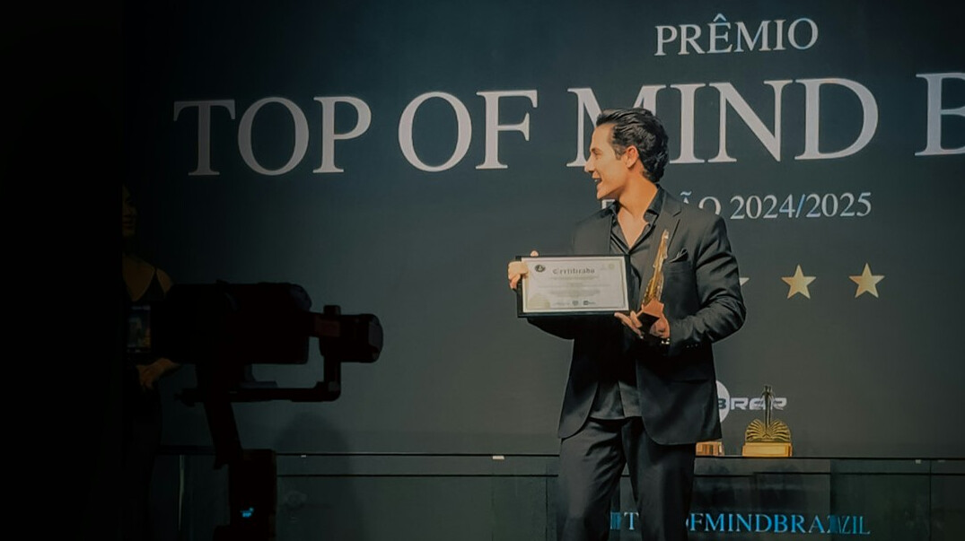 awards trophy for best director